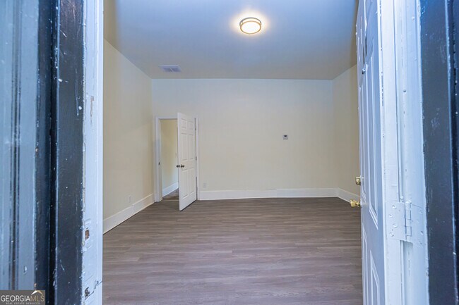 Building Photo - 6 W Oak St