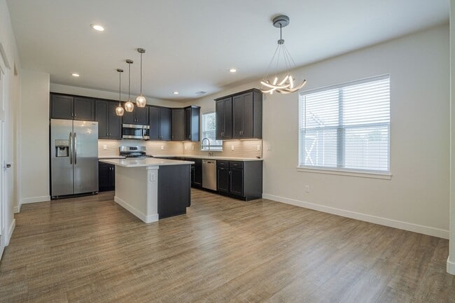 Building Photo - 676 High Pnes Ln