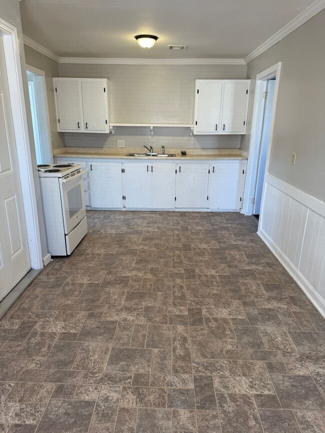 Building Photo - 2235 SE Dewey Ave