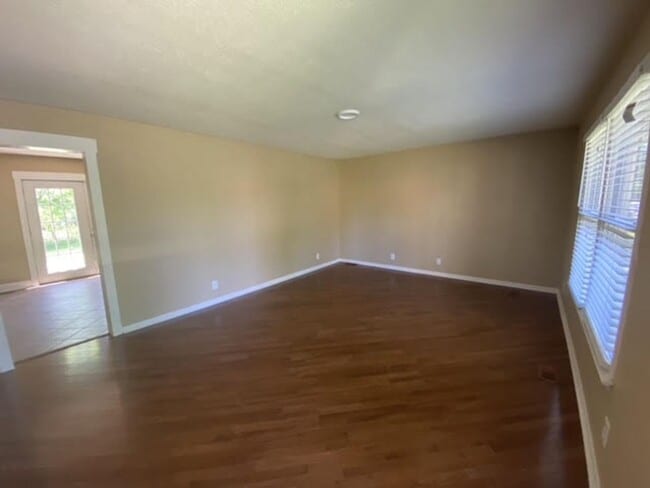 Building Photo - 3 Bedroom 2 Bath Home on a Cul da sac!