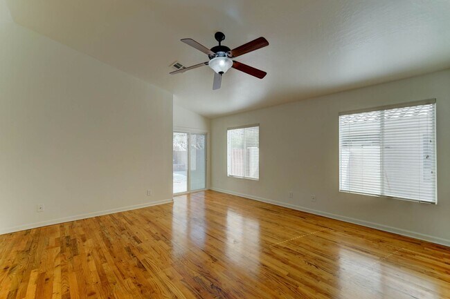 Building Photo - 2014 E Glenhaven Dr