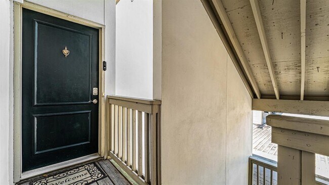 Building Photo - 2100 Tanglewilde St