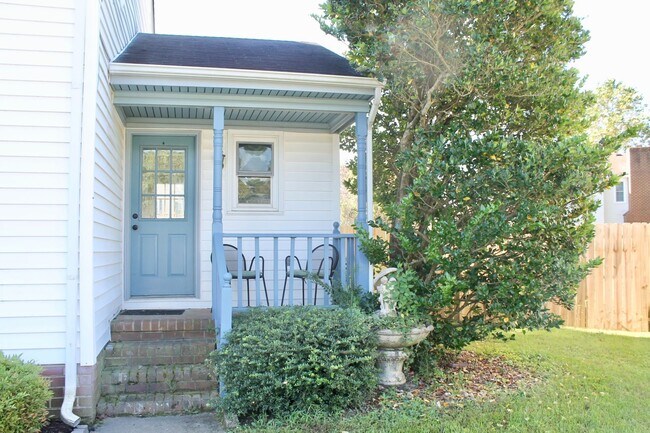 Foto del edificio - 3BD/2.5BA Home minutes from Dam Neck!  Full fenced Back yard!!