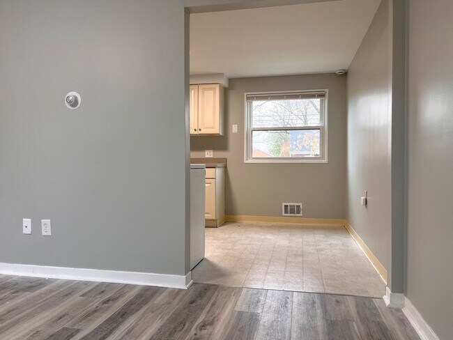 Building Photo - 424 Springville Ave