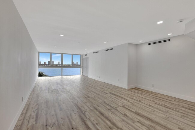 Building Photo - 301 Lake Shore Dr