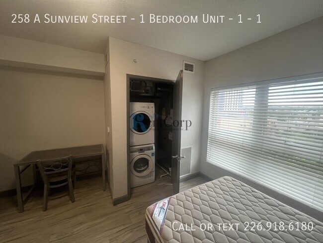 Building Photo - 258 Sunview St