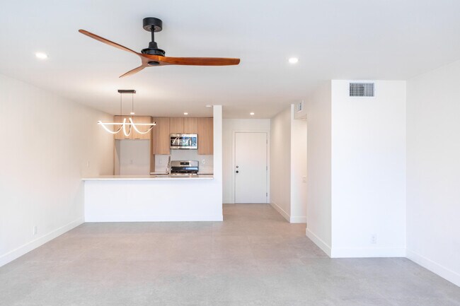 Foto del edificio - 1400 E Palm Canyon Dr