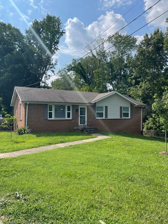 Building Photo - 162 E Regent Drive -Showings Start 7/27