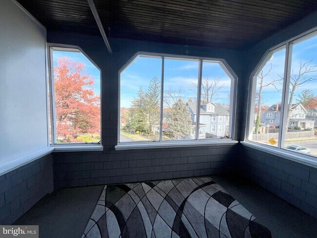 Foto del edificio - 2703 E Strathmore Ave