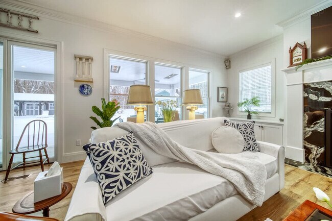 Foto del edificio - 2171 Lakeshore Dr
