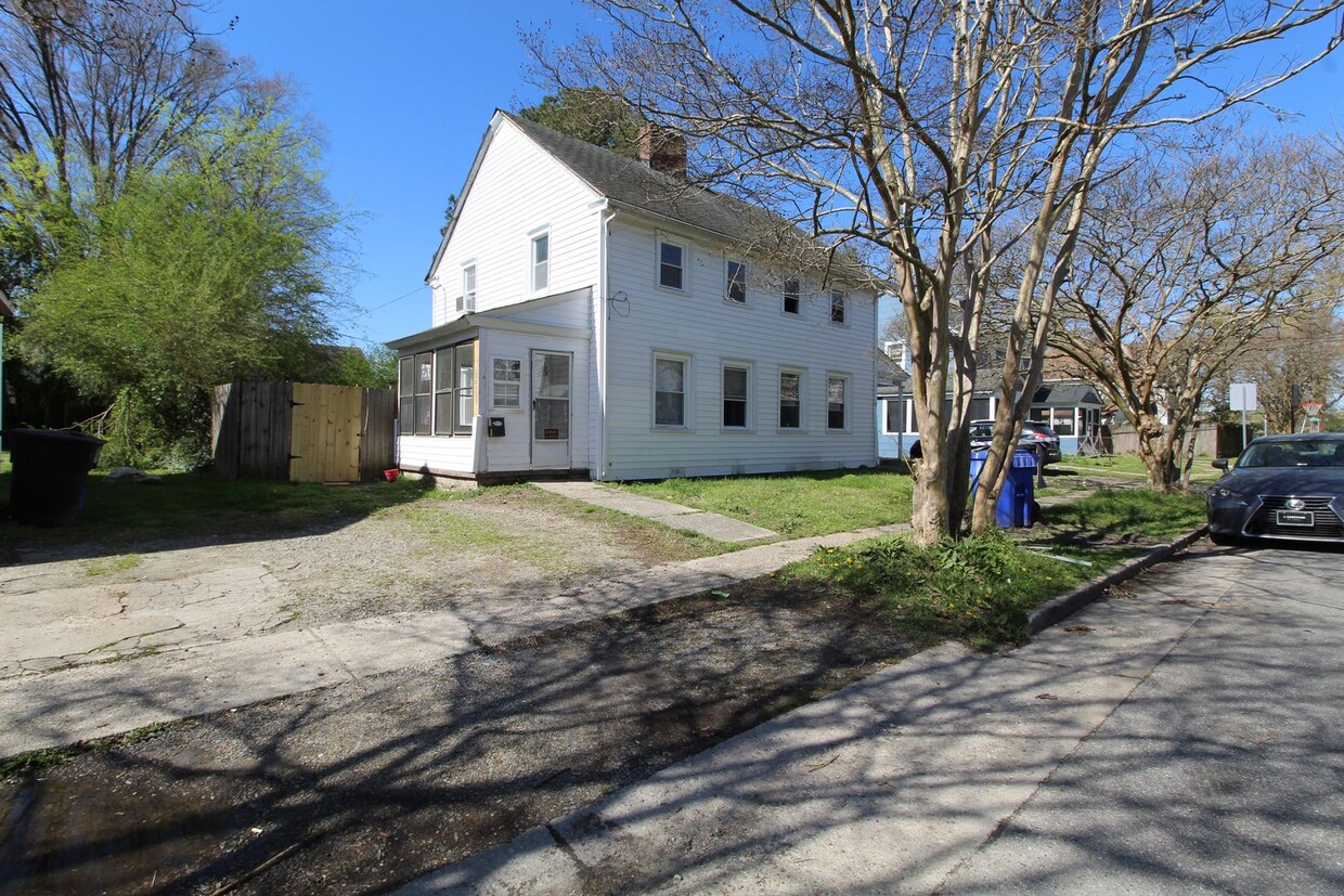 Primary Photo - Recently Renovated 2BR/1BA Duplex in the H...