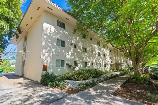 Building Photo - 1014 Salzedo St