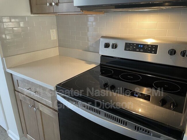 Foto del edificio - 7220 Rosemary Ct