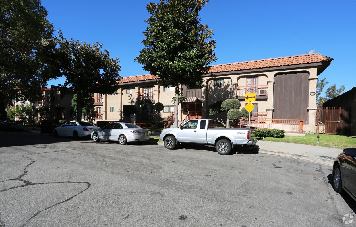 Primary Photo - Villa D'Roga