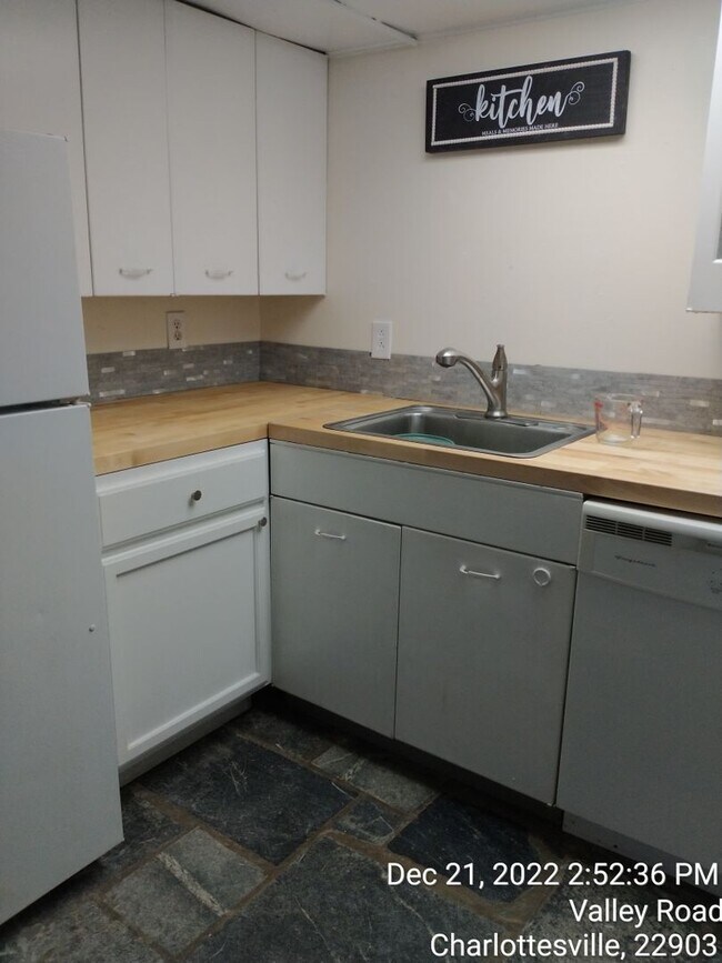 Building Photo - Backs up to the UVA south lawn section of campus 1 bdrm  1 bath 514 Valley Rd B Fully Furnished I...