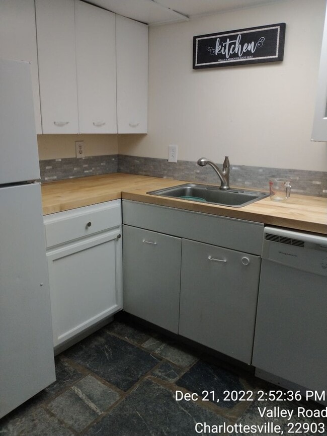 Foto del edificio - Backs up to the UVA south lawn section of campus 1 bdrm  1 bath 514 Valley Rd B Fully Furnished I...