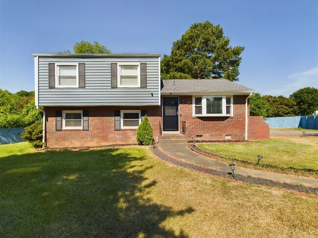 Building Photo - Beautiful 4 Bedroom 2 Bath Home in Henrico...