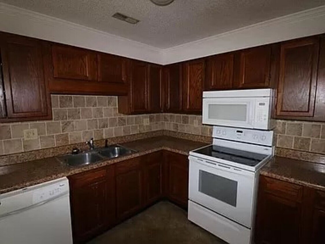 Foto del edificio - 3 bedrooms, 2 bath one level town-home wit...