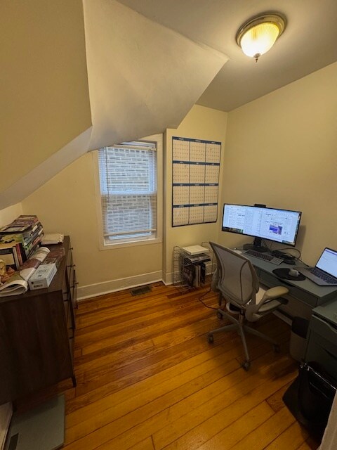 Building Photo - 2222 W Dickens Ave