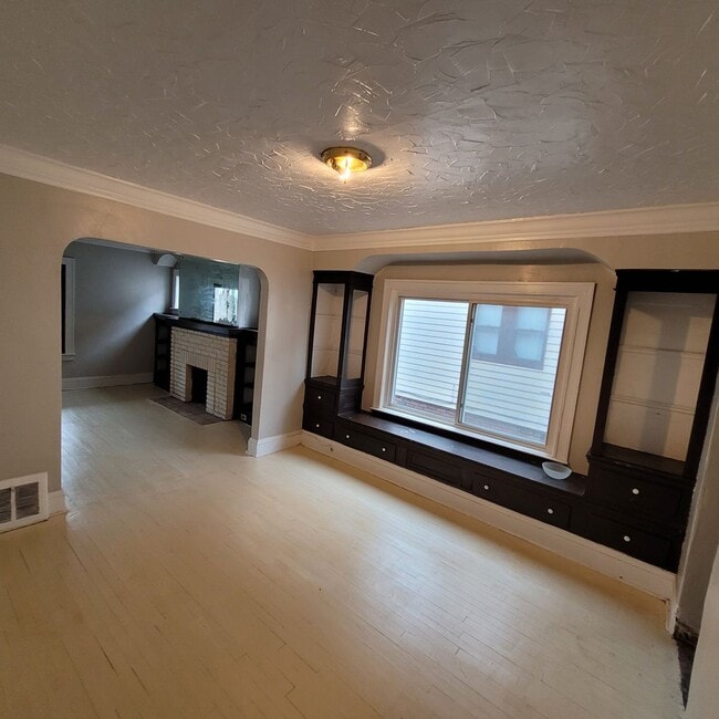 Building Photo - South Broadway 4 Bed 2 Bath Bungalow