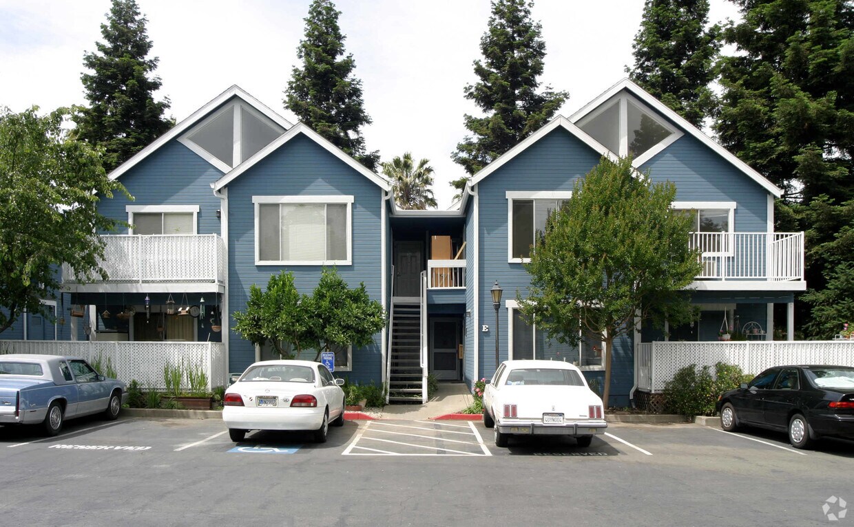 Building Photo - Towne Center Apartments