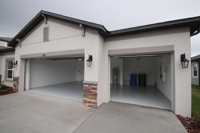 Foto del edificio - LIKE NEW! 3 bed 2 bath home with 3 car gar...