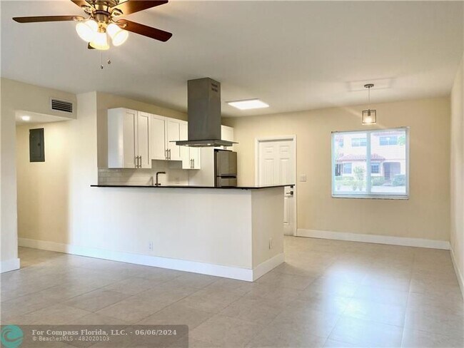 Foto del edificio - 285 NE 17th Ct