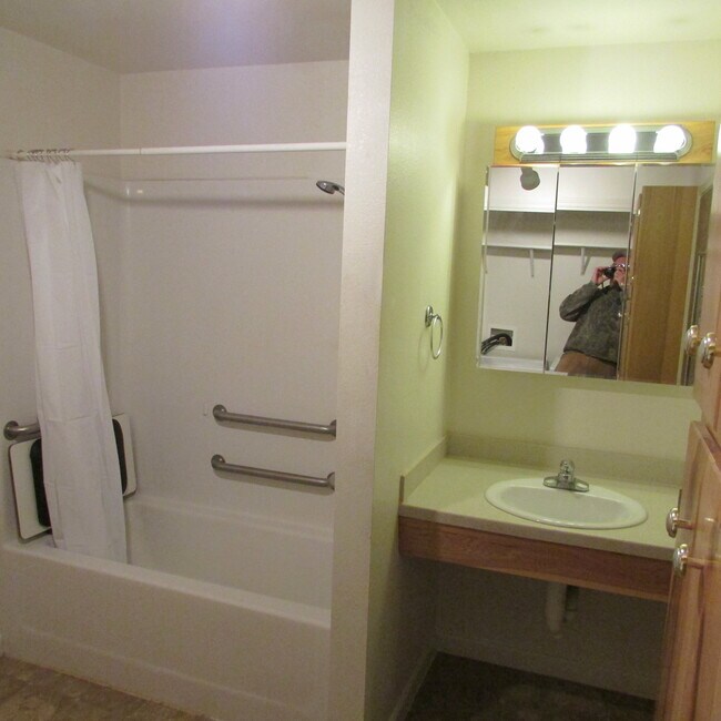 Tub with seat and grab bars - 2150 Frances St