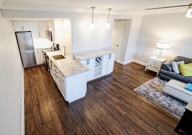 Style, Comfort & Location! - 15 S Golfview Rd Apartment