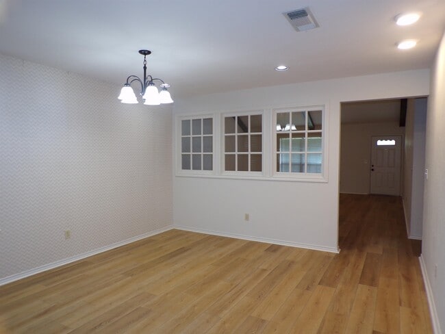 Building Photo - 21 Fairway Ln