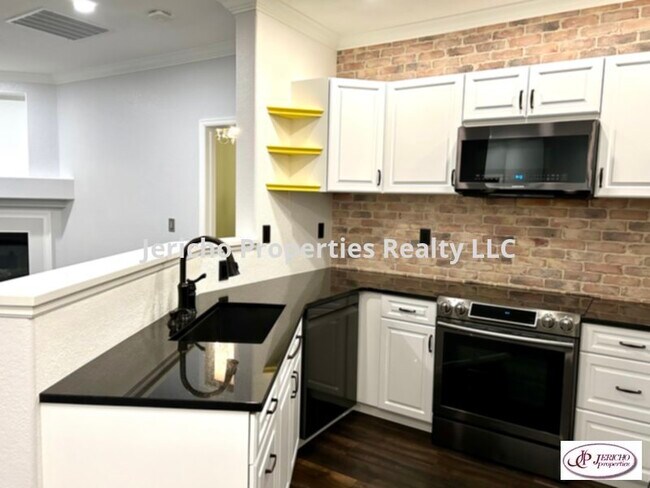 Foto del edificio - JUST REDUCED!!   BEAUTIFULLY UPDATED 2 BED...