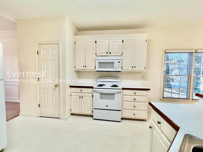 Foto del edificio - 1660 Cheshire Ct NW