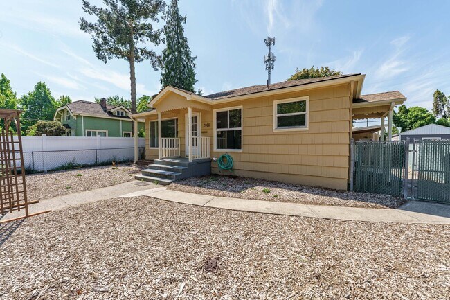 Foto del edificio - MOVE IN SPECIAL - Charming 1950’s Two-Bedroom with Character & Shared Outdoor Space
