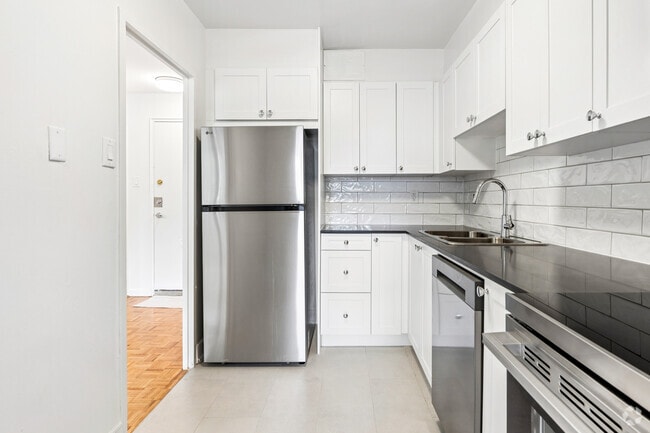 2BR, 1BA - 977SF - Kitchen - 30 Esterbrooke Avenue
