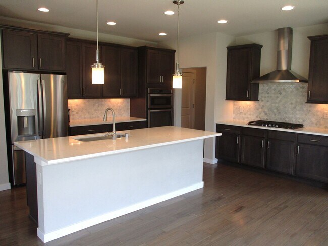 Foto del edificio - Spacious 4-Bedroom Home with Modern Comforts