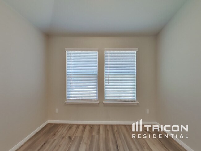 Foto del edificio - 13698 Paxton Blvd
