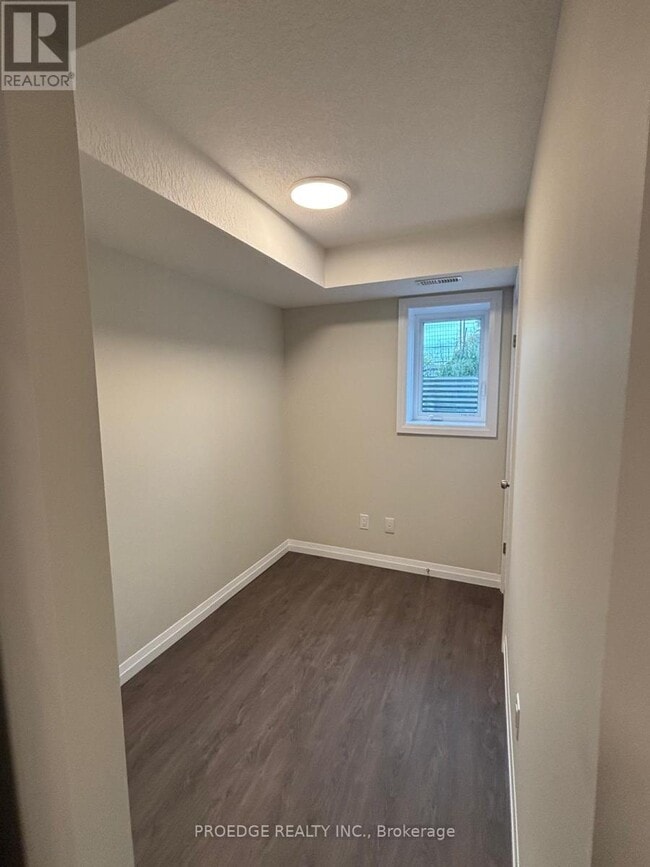 Building Photo - 410-410 Northfield Dr W