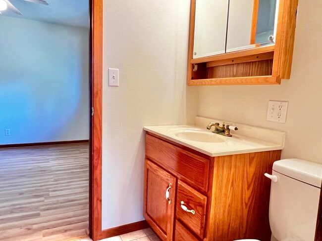 Building Photo - 1047 Oak Dr