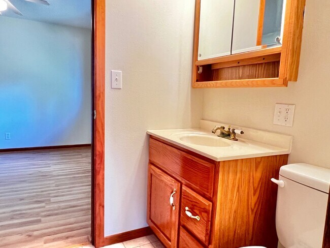 Foto del edificio - 1047 Oak Dr