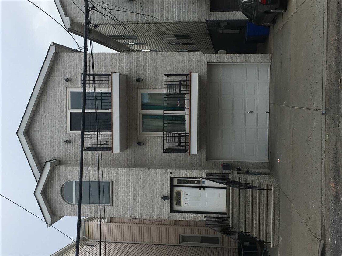 Primary Photo - 210 Garfield Ave
