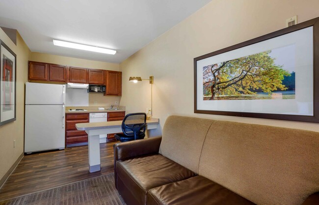 Building Photo - Furnished Studio-Phoenix - Airport - E. Oa...