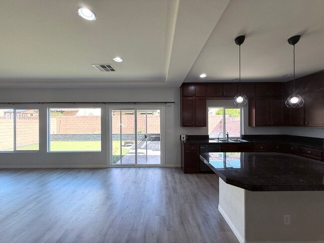 Foto del edificio - Great 5 bedroom home with RV Parking! Loca...