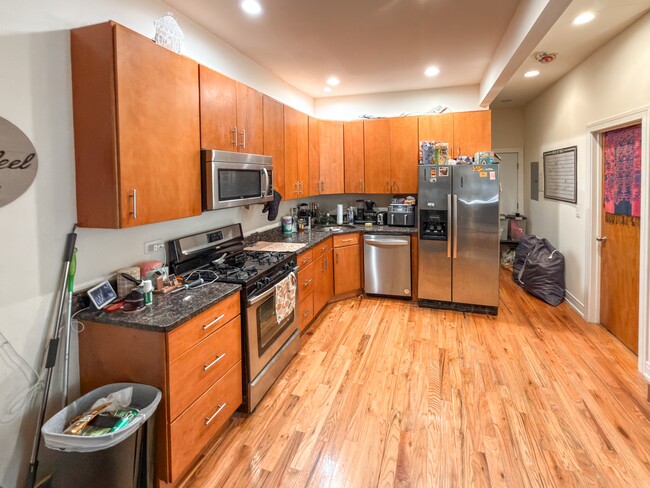 Building Photo - 2835 N Damen Ave