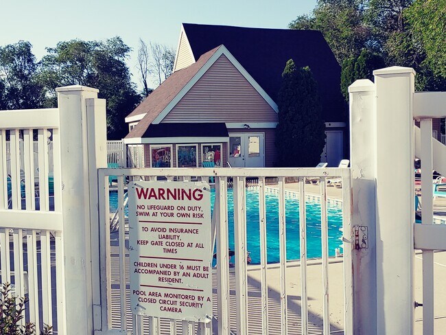 Piscina y casa club - 793 E Gables St