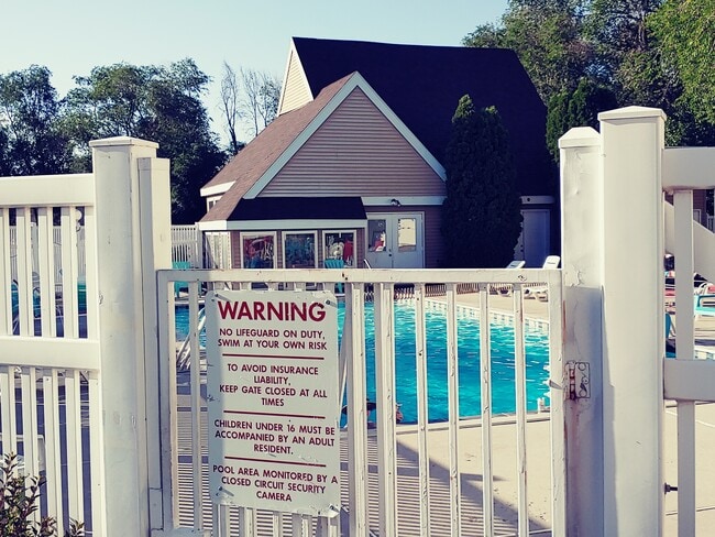 Pool and clubhouse - 793 E Gables St