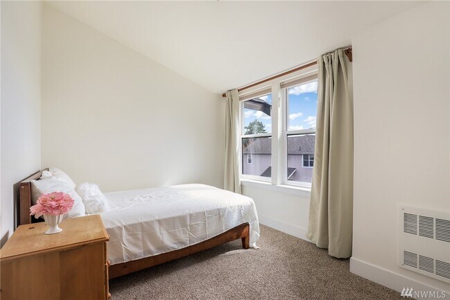 Room 1 - 9019 Stone Ave N