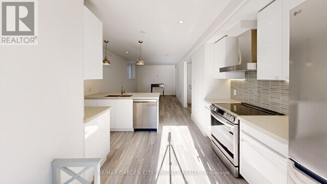 Building Photo - 168 Russell Ave