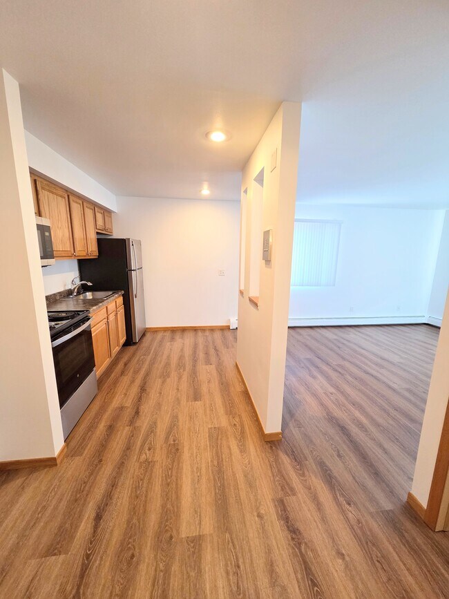 Amplio apartamento de 1 dormitorio con cocina y vistas a 2 habitaciones. - Madison Square Apartments