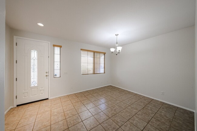 Building Photo - MOVE IN SPECIALS!!  Charming 4 Bed 2 bath ...