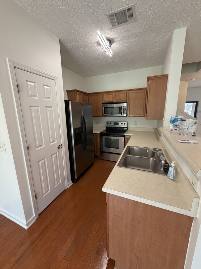 Building Photo - 8304 Oak Knoll Dr